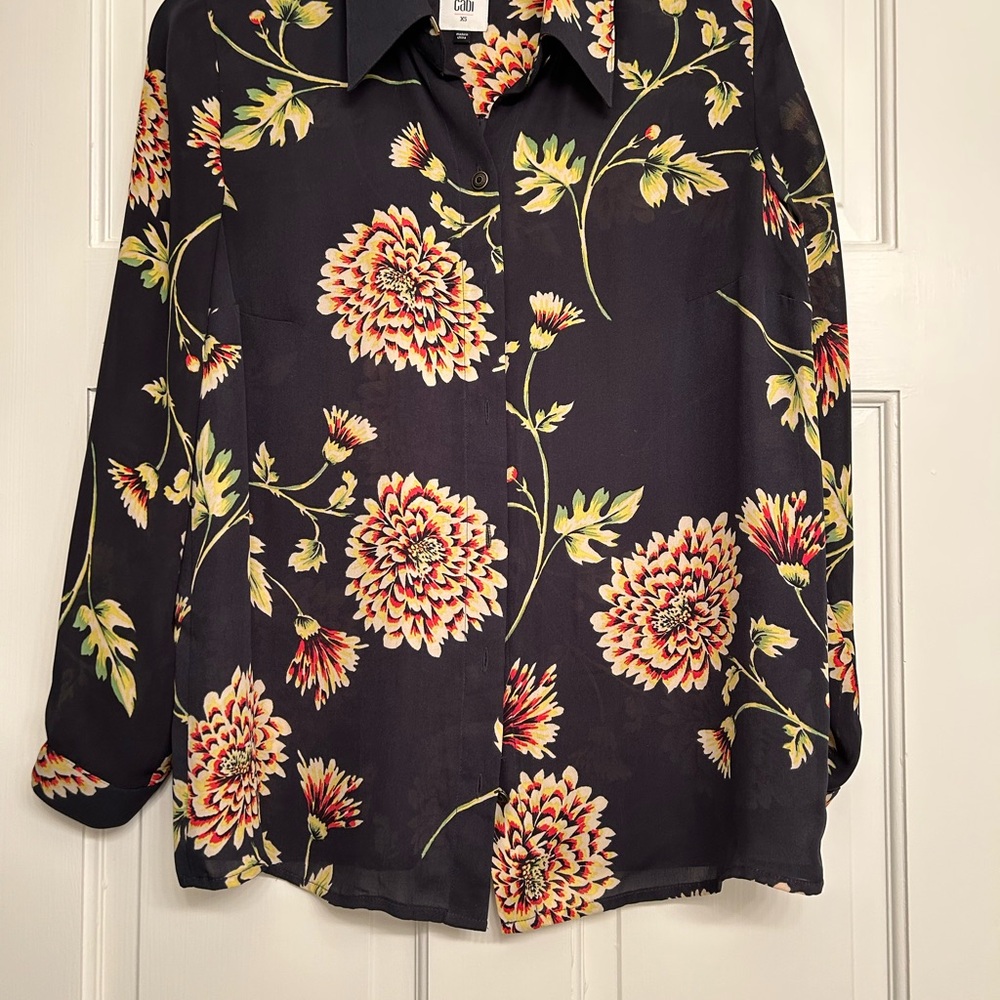 CAbi Black Floral Button Down Shirt
Length 25”
Pit to Pit 18”